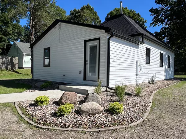 Ellendale, MN 56026,104 6th AVE E