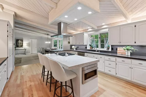 461 Peavey LN, Wayzata, MN 55391