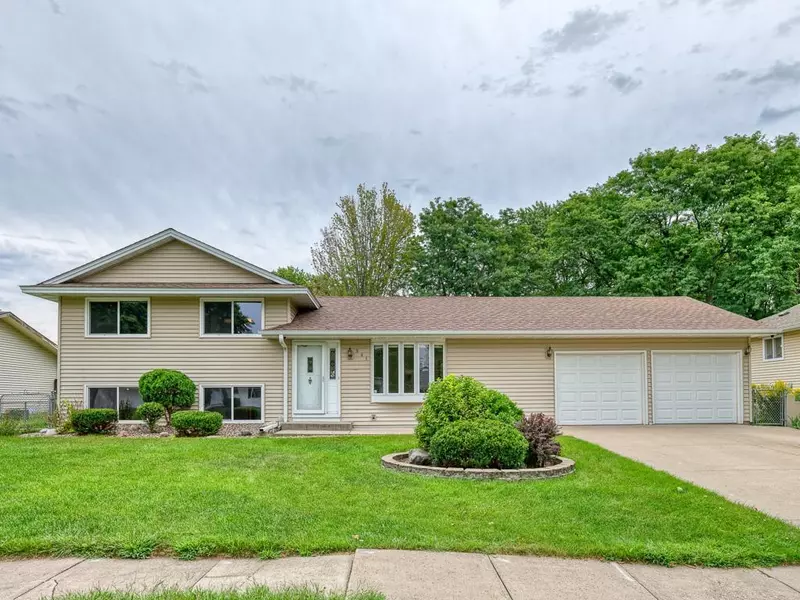 841 Cortland DR, Apple Valley, MN 55124