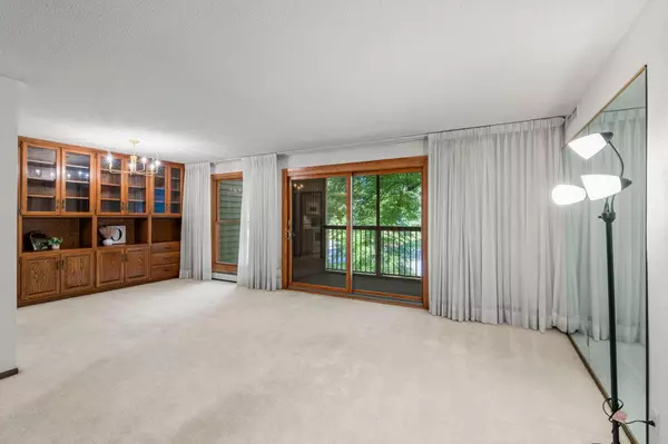 8549 Irwin RD #239, Bloomington, MN 55437