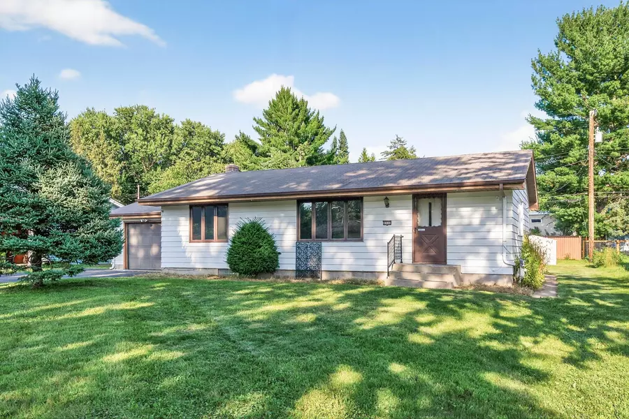 2730 Fernwood ST, Roseville, MN 55113