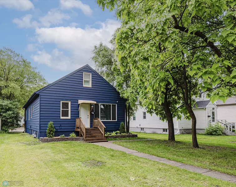 1031 COLLEGE ST N, Fargo, ND 58102