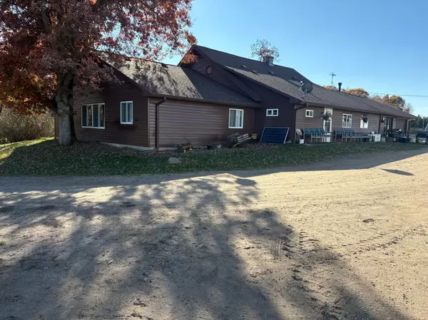 41 County Line Avenue, Clear Lake Twp, WI 54005