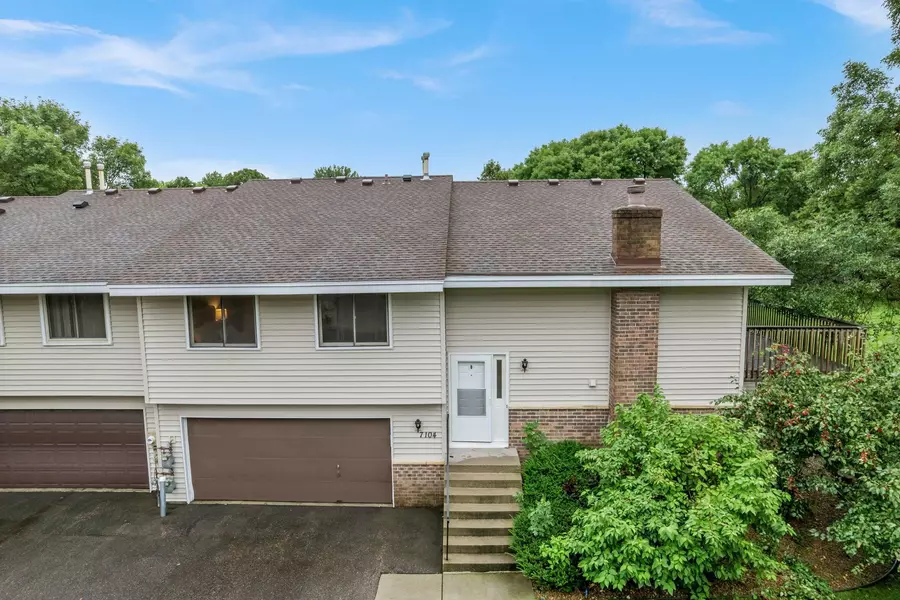 7104 Pontiac CIR, Chanhassen, MN 55317