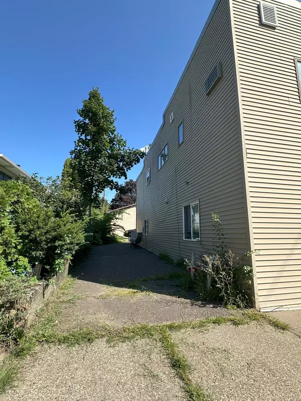Saint Paul, MN 55106,1237 5th ST E
