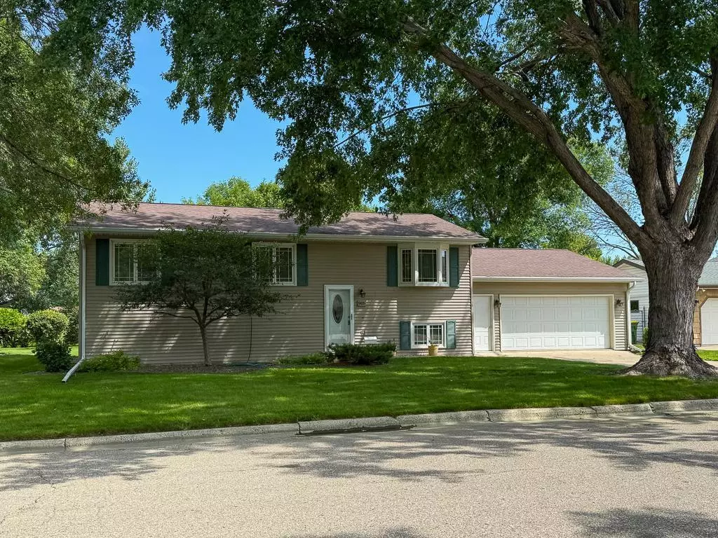 Marshall, MN 56258,905 Woodfern DR