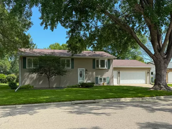 905 Woodfern DR, Marshall, MN 56258