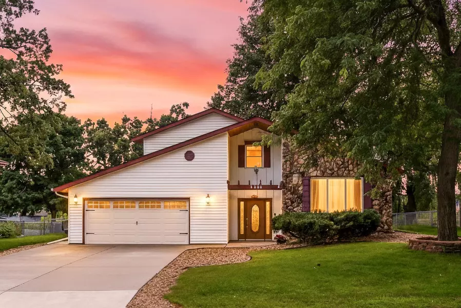 1364 Rockstone LN, New Brighton, MN 55112