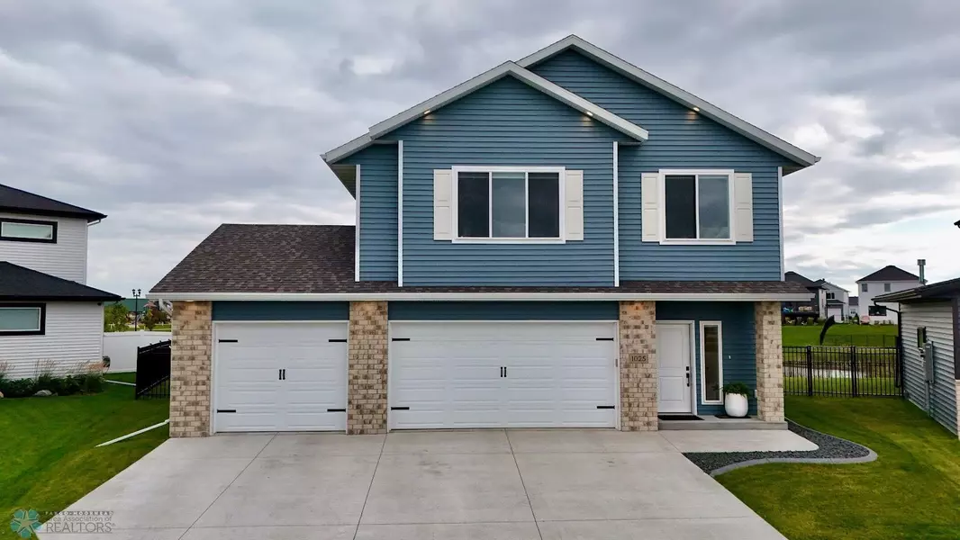 1025 Ashley DR W, West Fargo, ND 58078