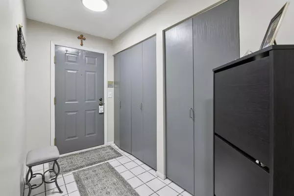 Edina, MN 55435,7622 York AVE S #1205