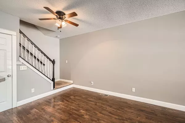 Chanhassen, MN 55317,2029 Poppy DR