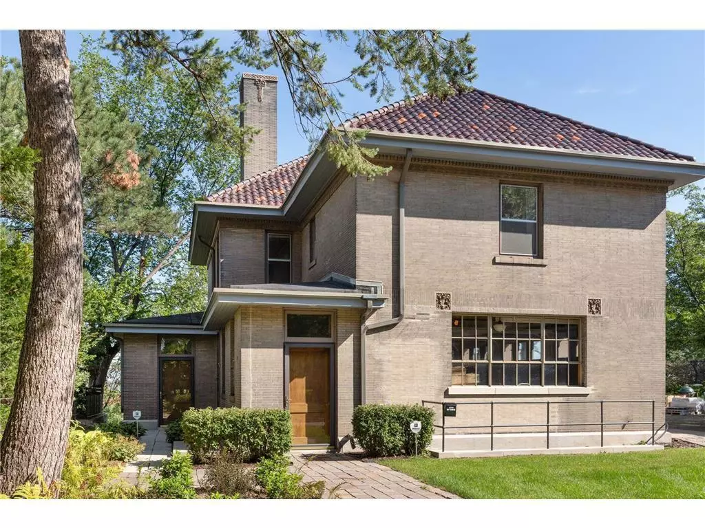 Minneapolis, MN 55403,1720 Mount Curve AVE