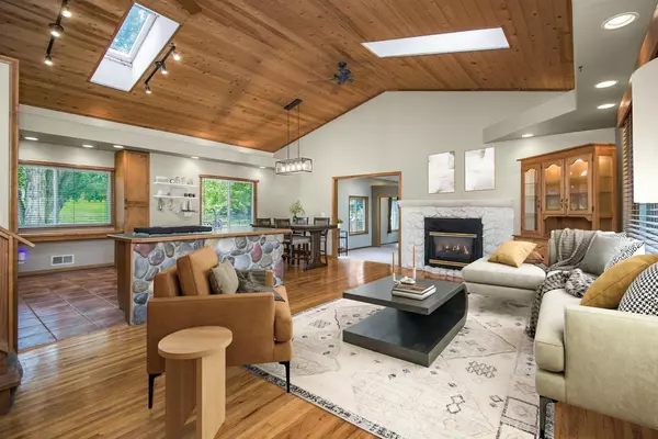 Minnetonka, MN 55345,16209 Woodland LN