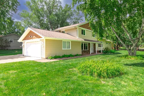 Minnetonka, MN 55345,16209 Woodland LN