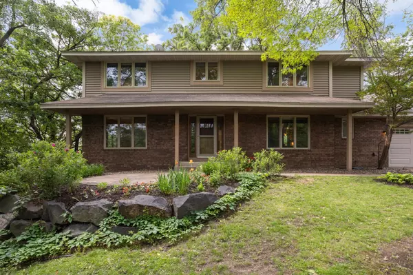 Eagan, MN 55123,878 Lakewood Hills RD S