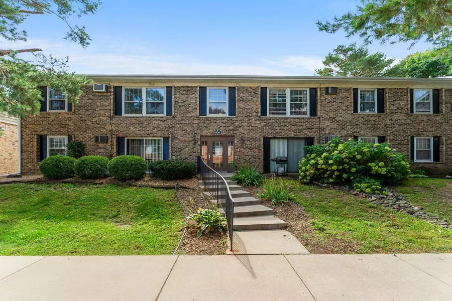 806 Old Settlers TRL #8, Hopkins, MN 55343