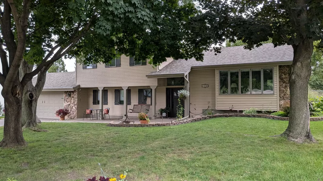 1840 Twin Circle DR, Mendota Heights, MN 55118