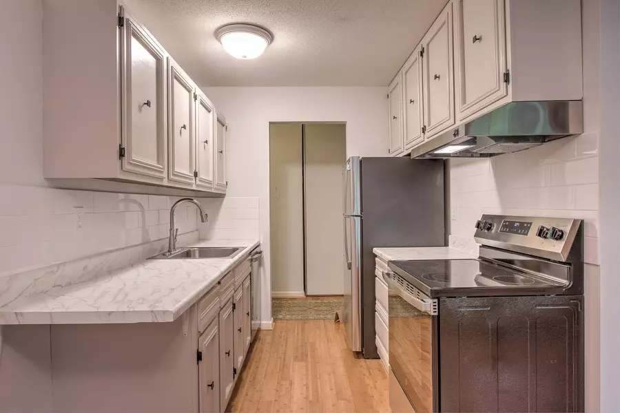 4406 Cedar Lake RD S #7, Saint Louis Park, MN 55416