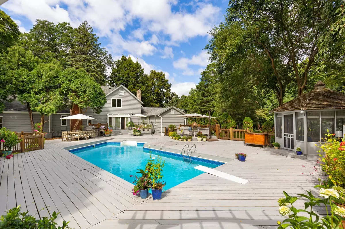 Deephaven, MN 55391,3865 Hillcrest RD