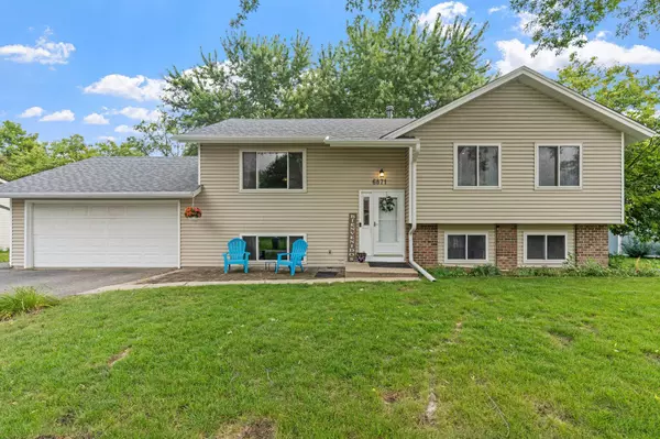 6871 Chaparral LN, Chanhassen, MN 55317