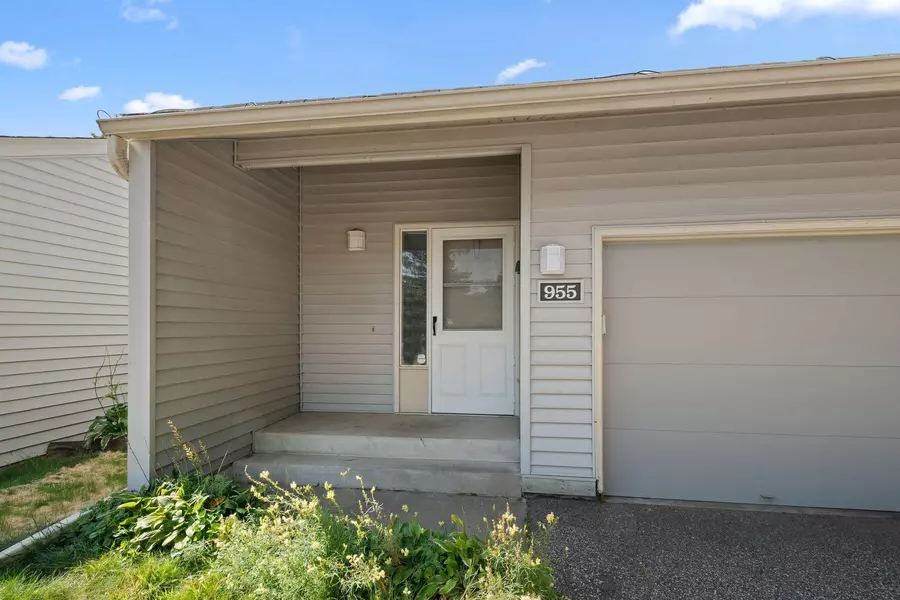 955 Monterey CT N, Shoreview, MN 55126