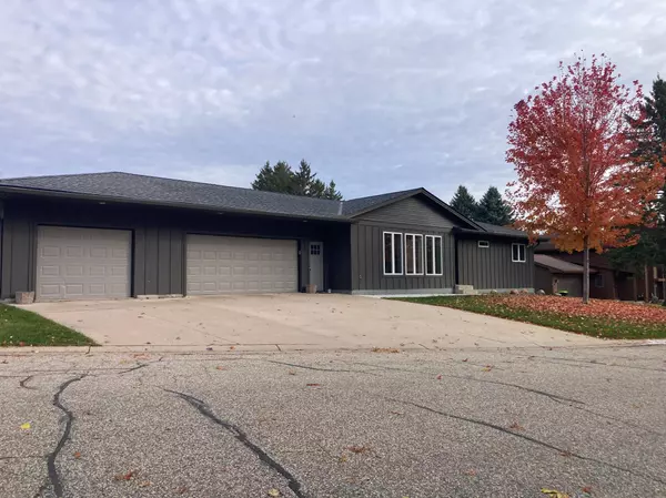 905 Larson DR, Zumbrota, MN 55992