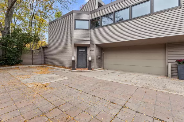 Edina, MN 55410,4622 France AVE S