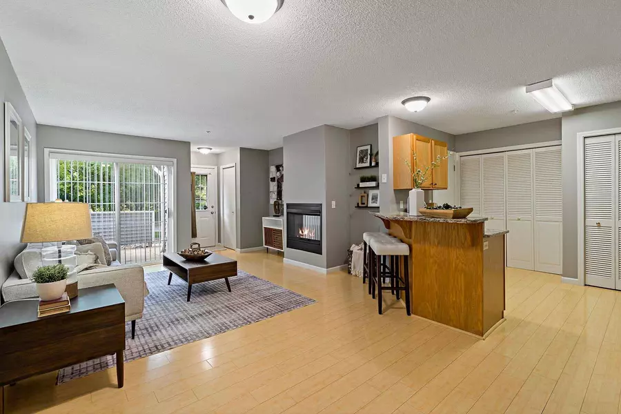 572 Blackbird CT, Chanhassen, MN 55317