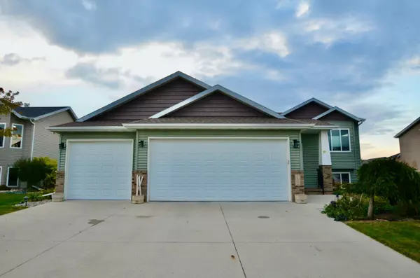 2002 S 35 Street CIR S, Moorhead, MN 56560