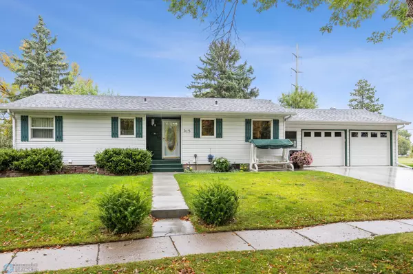 315 Cedar LN, West Fargo, ND 58078