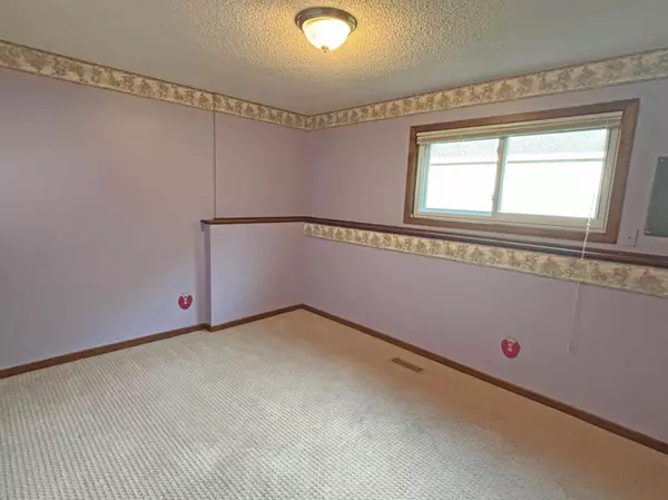 Willmar, MN 56201,2402 Kenwood DR SW