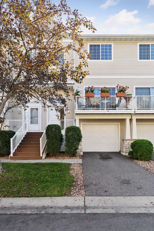 Minnetonka, MN 55305,618 Willoughby WAY W