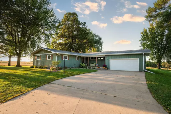 936 Des Moines DR, Windom, MN 56101
