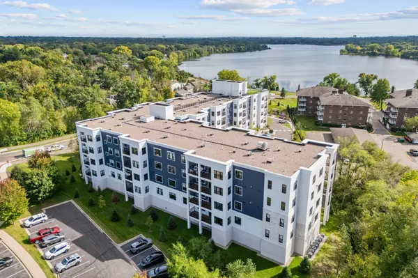 1875 E Shore Drive #302, Maplewood, MN 55109