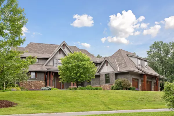 9485 Whistling Valley TRL, Lake Elmo, MN 55042