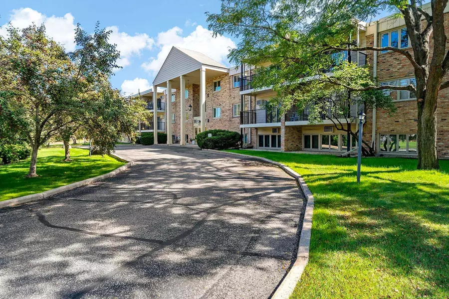 4351 Parklawn AVE #105E, Edina, MN 55435