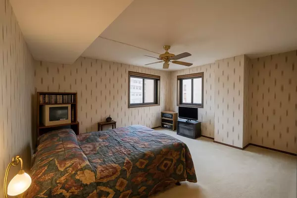 Saint Paul, MN 55102,26 10th ST W #510