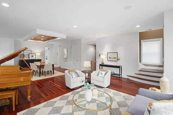 Minneapolis, MN 55413,101 Main ST NE #2