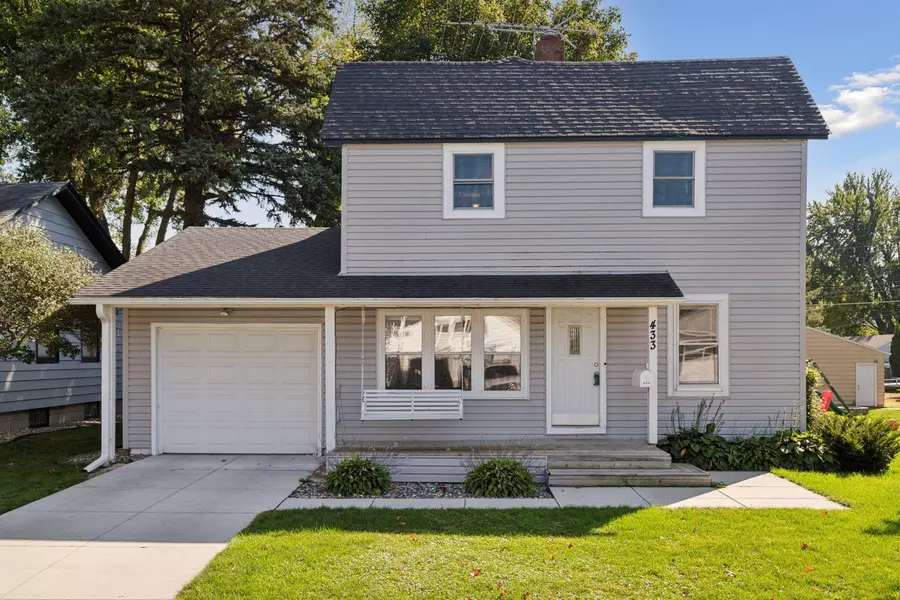 433 E 2nd ST, Waconia, MN 55387