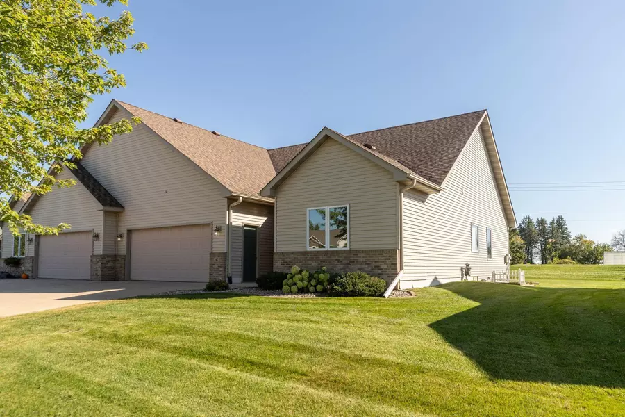 2425 Mossy Creek Drive NE, Owatonna, MN 55060
