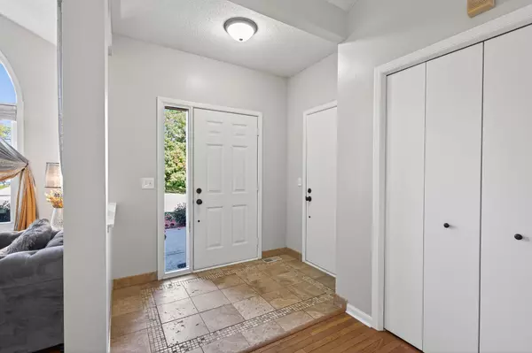 Woodbury, MN 55125,2084 Parkview LN
