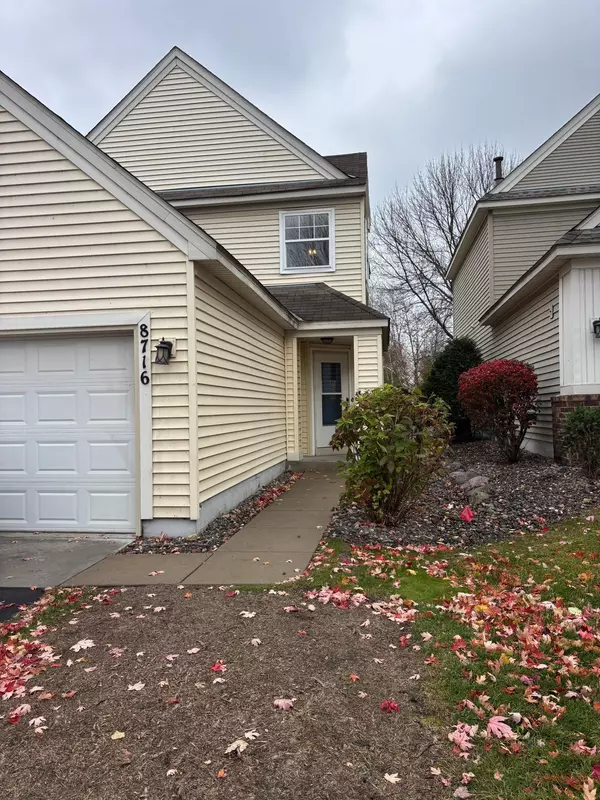 8716 N Bay DR, Chanhassen, MN 55317