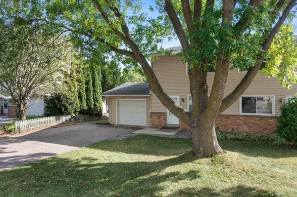 Saint Michael, MN 55376,911 Ridge DR SE