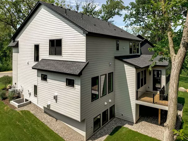 Chanhassen, MN 55317,9399 Eagle Ridge WAY