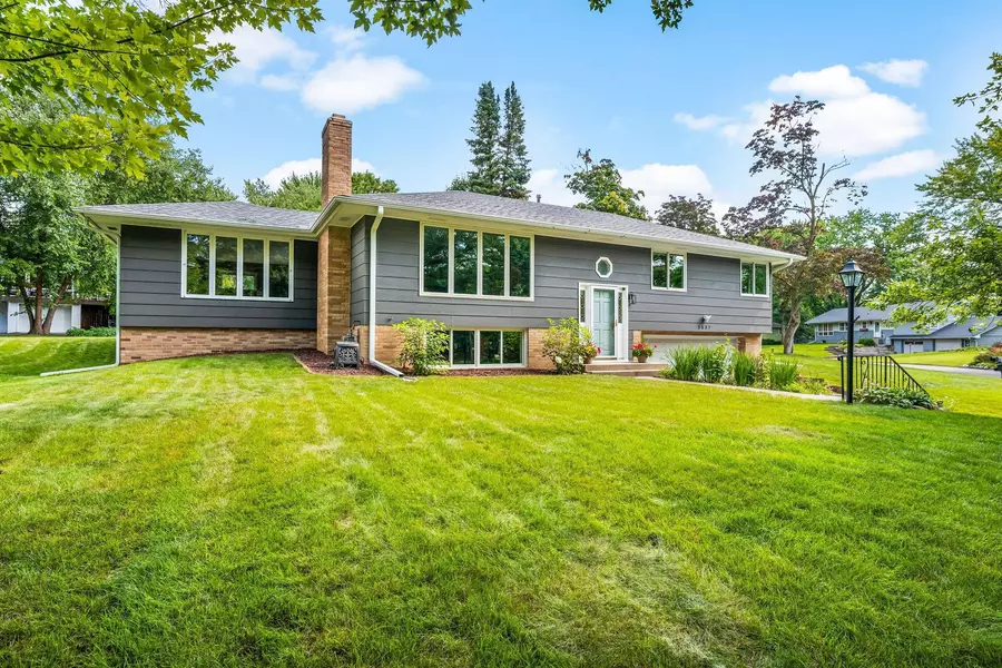5537 Holiday RD, Minnetonka, MN 55345