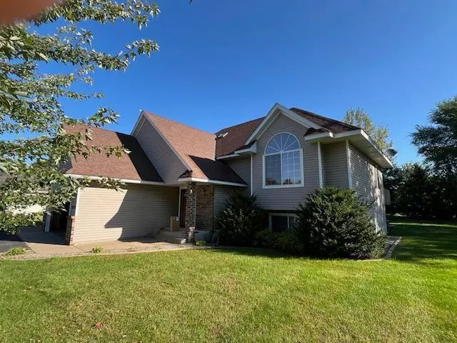 38125 Fieldstone DR, North Branch, MN 55056