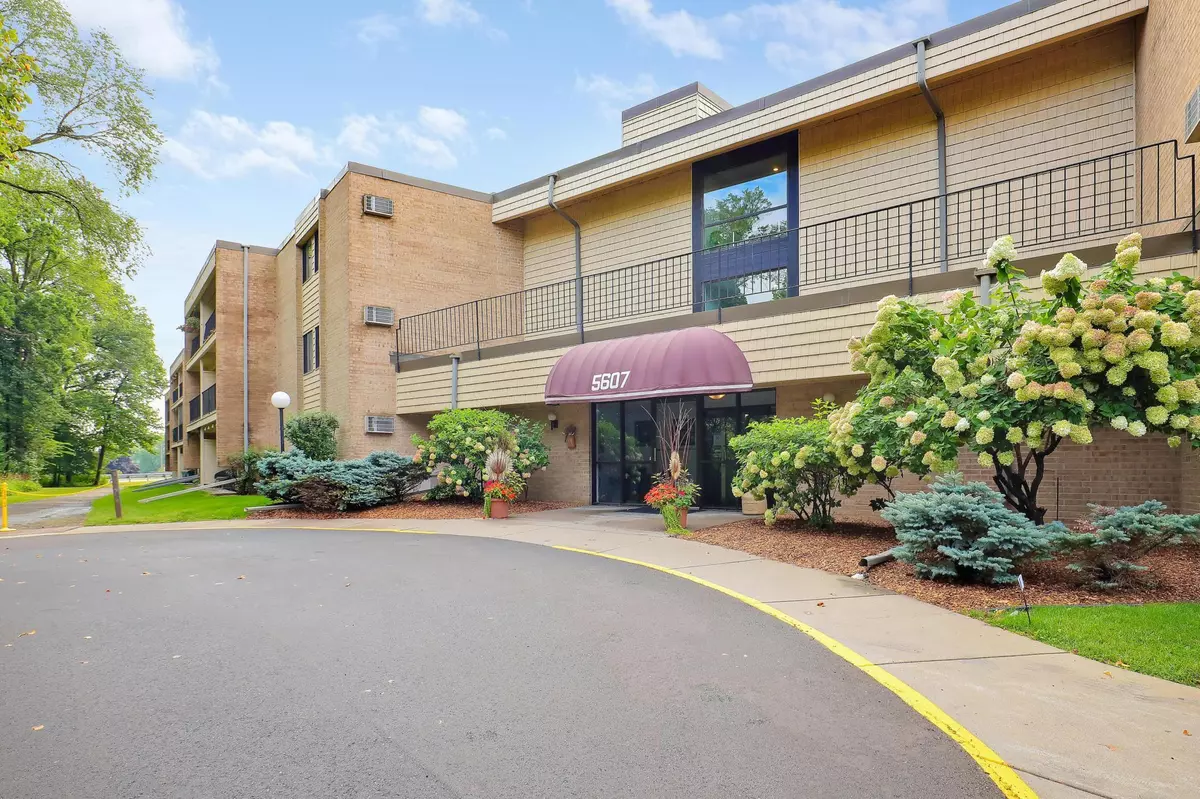 Minnetonka, MN 55343,5607 Green Circle DR #210