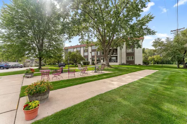 4401 Parklawn AVE #105W, Edina, MN 55435
