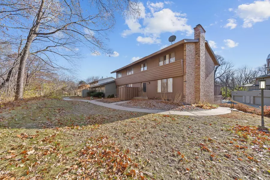 21 Walden ST, Burnsville, MN 55337