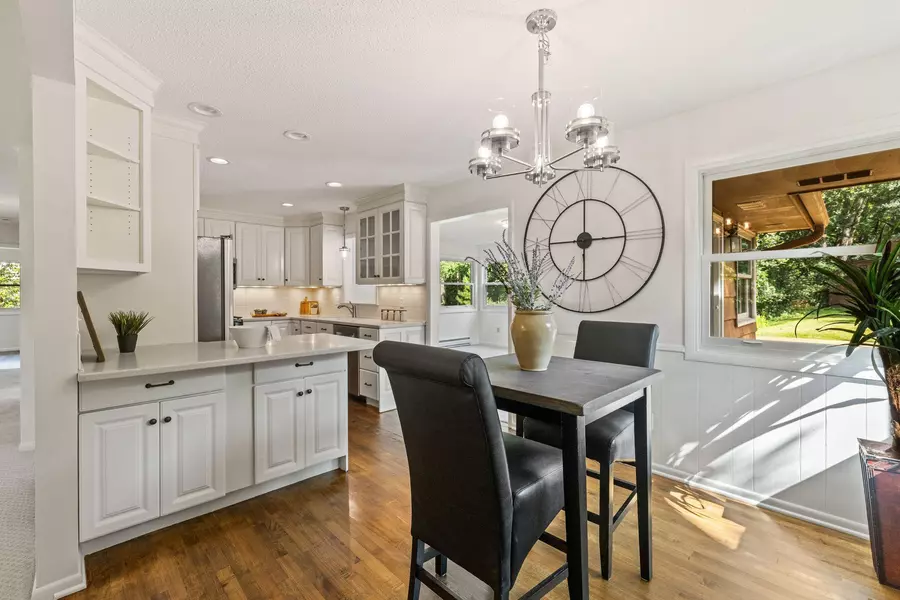 6051 Stoneybrook DR, Minnetonka, MN 55345